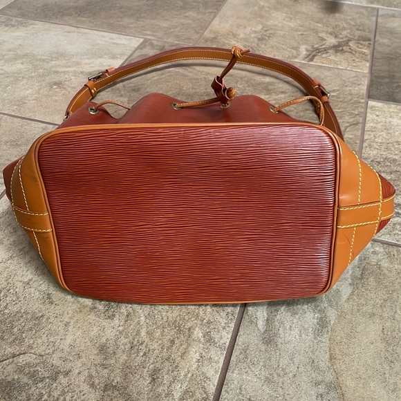 + Louis Vuitton + Epi Noe 2 Bucket Bag - Picture 14 of 15